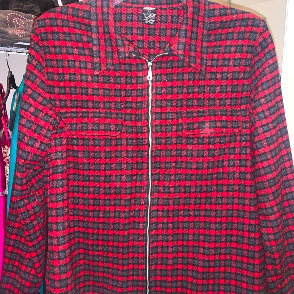 Old Navy Jacket in Red/Black/Gray plaid with silver zipper in size XL.